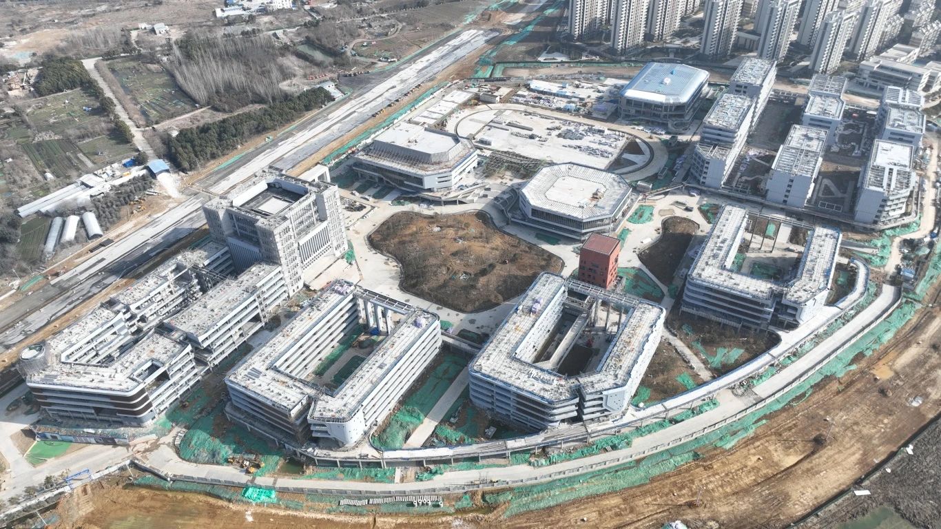 為確保合肥一中淝河校區(qū)項目2024年竣工交付節(jié)點如期完成，迅速掀起春節(jié)后復工即大干勞動熱潮，形成一股緊張快干、提速爭先的濃厚氛圍，2月16日，合肥一中淝河校區(qū)項目召開節(jié)后復工動員大會。會上，各部門負責人報告了2023年度收尾工作情況及今年的工作任務，以月、周為時間軸線，明確各目標節(jié)點，并以圖表的形式對各勞務班組負責人進行全面交底，落實工作目標責任制，做到責任到人，切實做到工作目標化，目標階段化，階段具體化，具體責任化。 (2)_副本.jpg