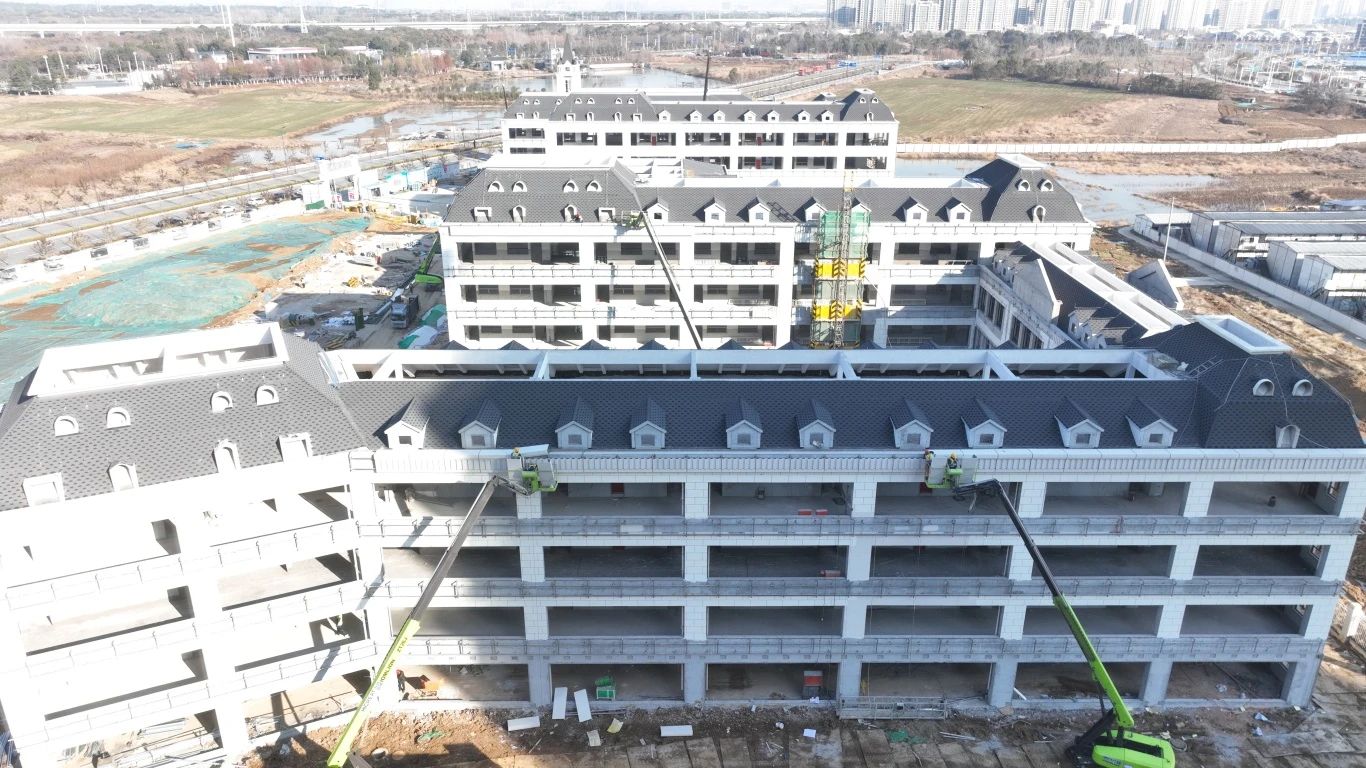 跑好龍年“第一棒”正當其時。五分公司各項目管理人員積極響應項目建設要求，大年初四全員到崗，召開全體班組復工復產(chǎn)會議，制定了分部分項工程的復工時間節(jié)點，為全面復工復產(chǎn)奠定堅實基礎。分公司領導現(xiàn)場檢查指導工作，要求項目部全方位安排，提前謀劃。在復工復產(chǎn)的同時要做到全員三級安全教育，杜絕一切盲目不安全的復工復產(chǎn)。努力營造大干快上局面，工人們在現(xiàn)場干的熱火朝天，管理人員也時刻為工人安全生產(chǎn)保駕護航。.JPG